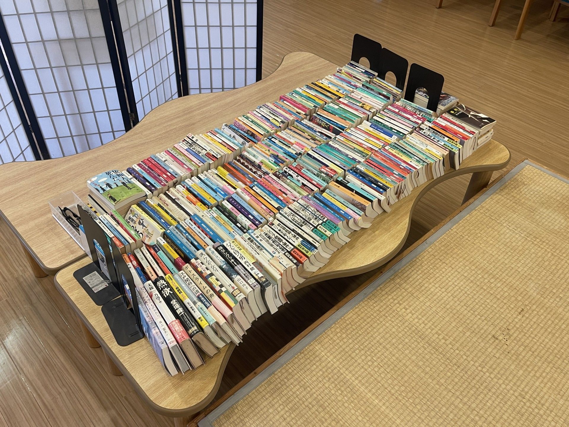本が並ぶテーブル