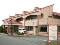 赤い屋根の建物外観