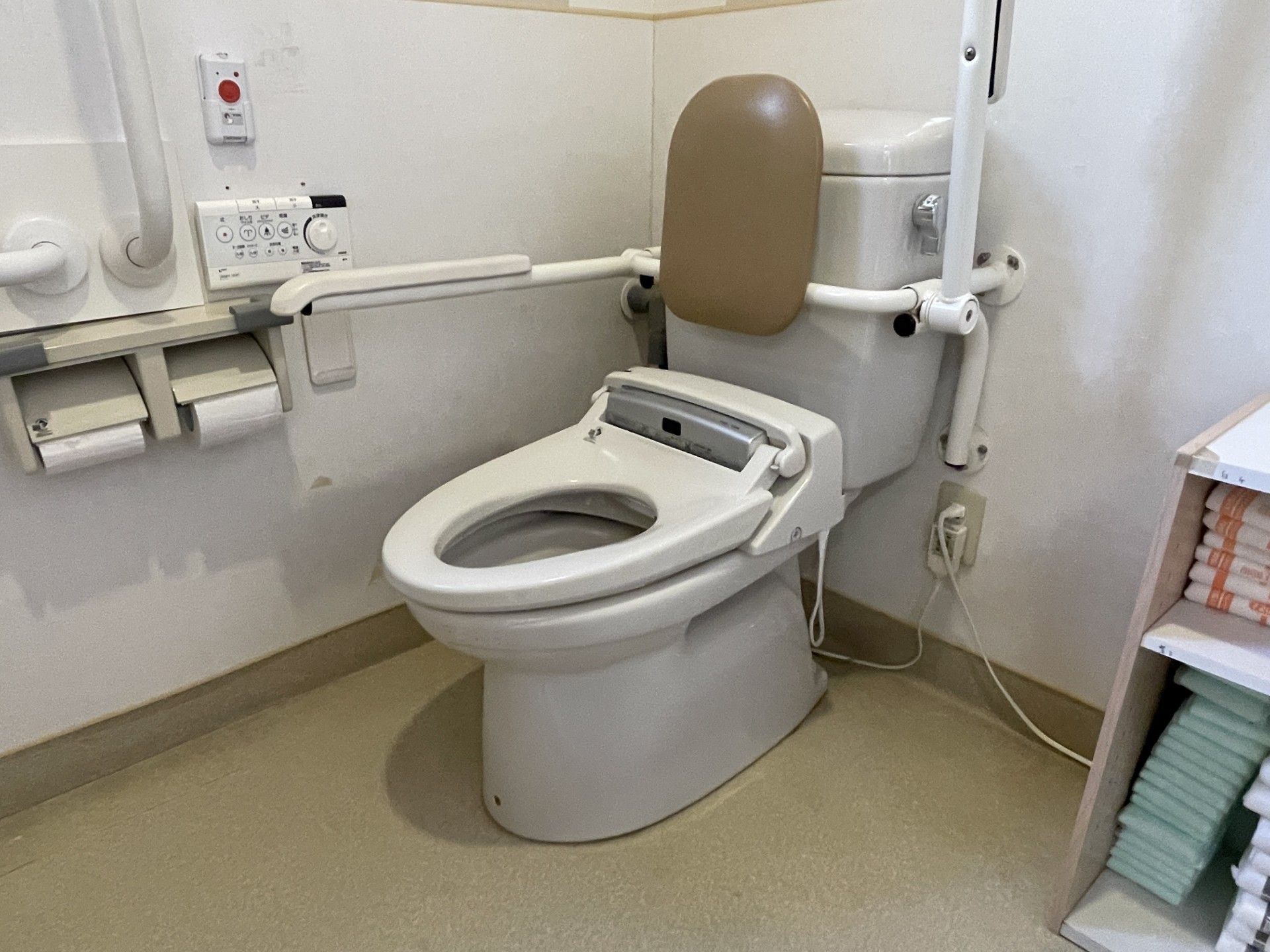 手すり付きのトイレ