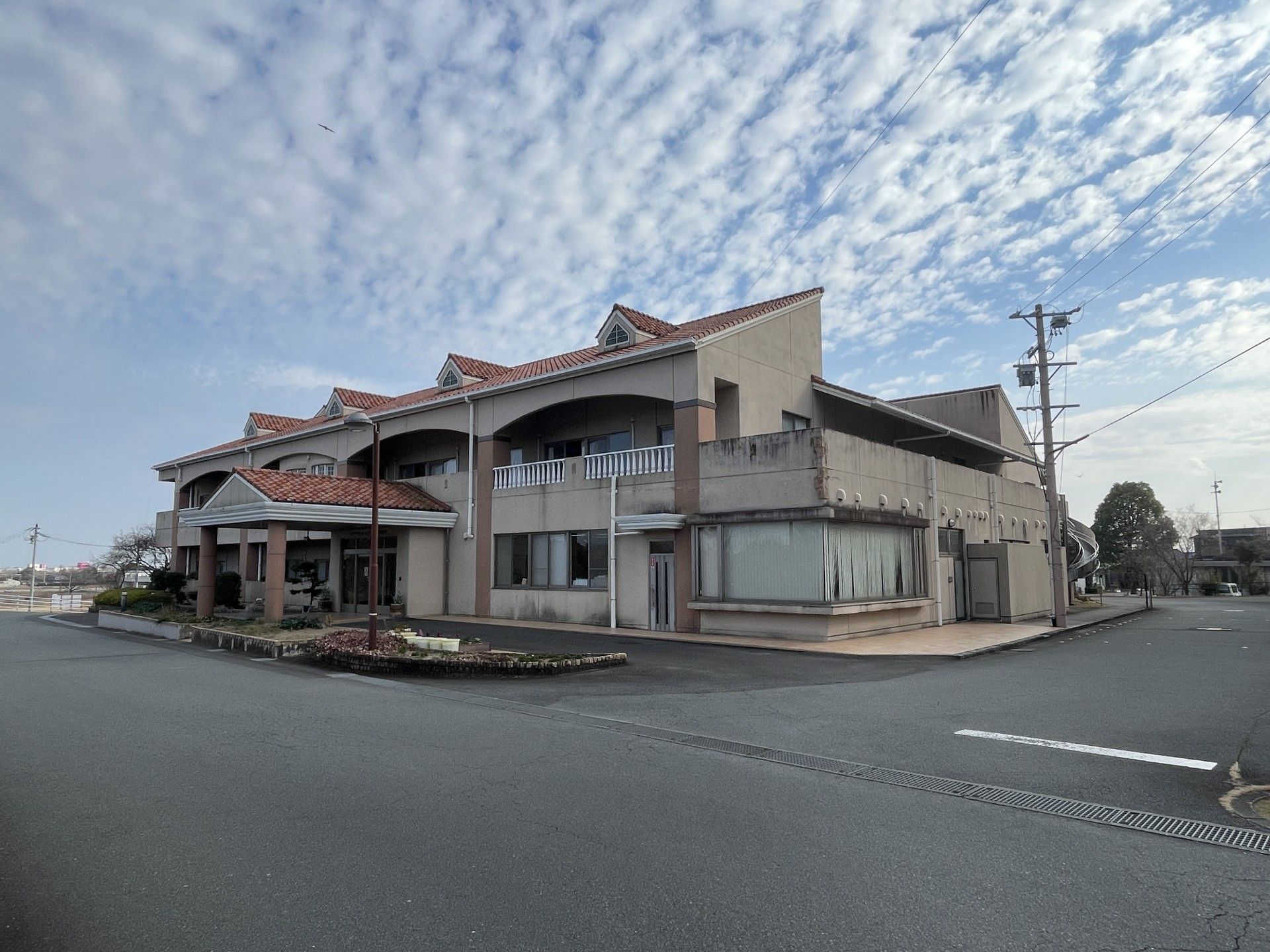 赤い屋根の建物外観