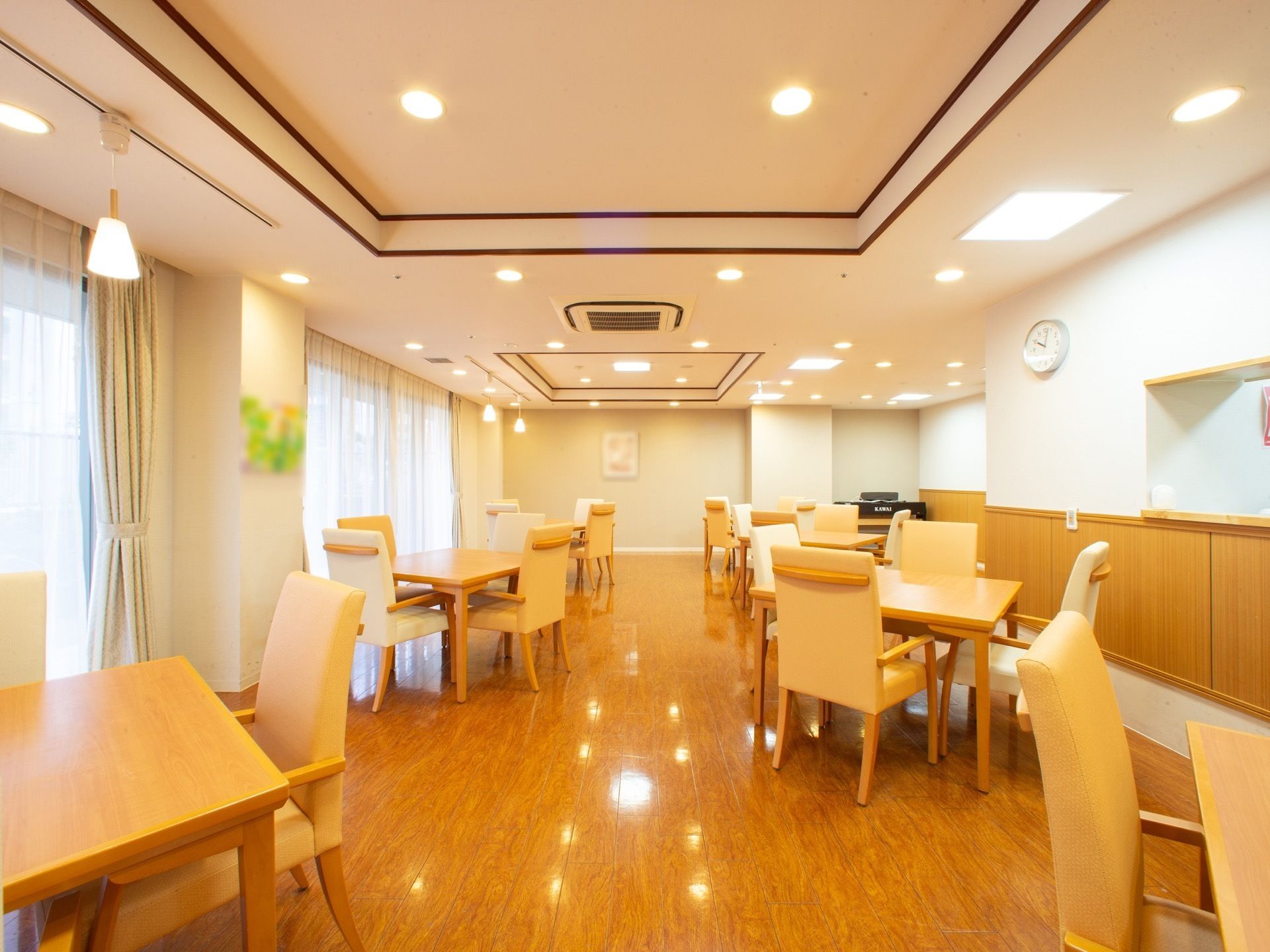 広い部屋の両サイドに設置された複数のテーブルセット