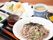お盆の中心に配膳された、ネギと海苔の乗った冷やし蕎麦