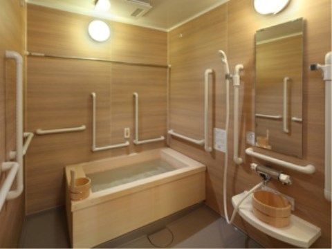 檜風呂がある浴室には、いたるところに手すりが設置されている。風呂桶も檜でできているので、香りや風情をお楽しみいただける。