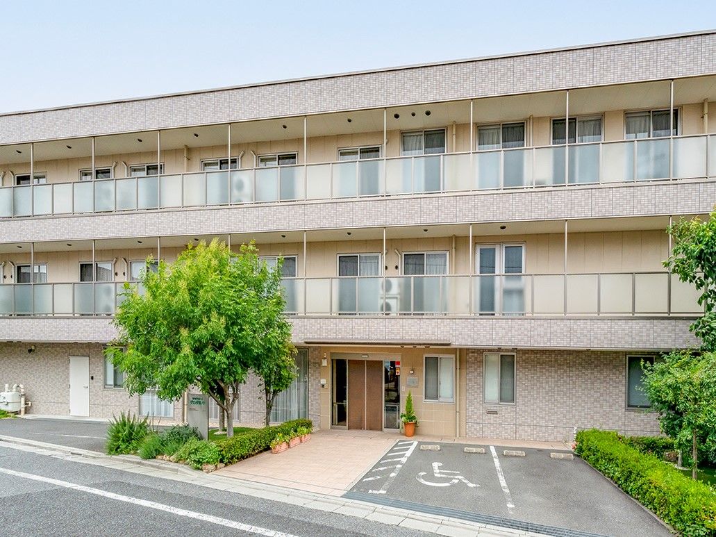 ３階建てのすっきりとした建物はベランダがすりガラスになっているので、プライバシーにも配慮されつつ採光もとれる。
