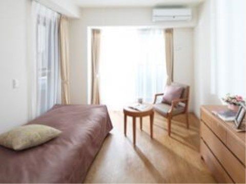 大きな掃き出し窓があり明るい光が差し込む居室である。くつろいで過ごすことができるよう好きな家具を配置できる。