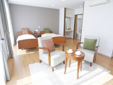 ２名での入居が可能な居室が用意されている。ベッドを２台とテーブルセットを設置しても十分なスペースがある。ゆったりとした空間で快適に過ごせる。
