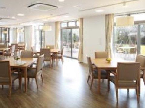 たくさんの窓から明るい日差しが入る室内には、ゆったりと食事をすることができるテーブルセットが何点も置かれている。