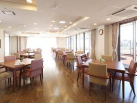 窓が多いダイニングルームは、明るく開放的な空間となっている。外の自然豊かな景色を眺めながら、お食事の時間を過ごしていただける。