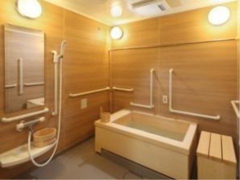 浴室は、照明が多く付いているので手元が見えやすく、安全に入浴していただける。広い空間なので、ゆったりと疲れを取っていただける。