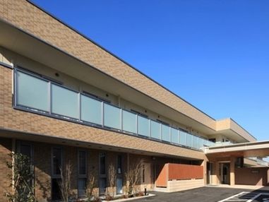 ２階建てで、温かみを感じられる茶色を基調とした建物である。エントランスの近くで車の乗り降りをすることができる。