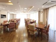 ダイニングルームには、白とピンクの色違いの椅子がある。等間隔に配置されているので、スッキリとしている。