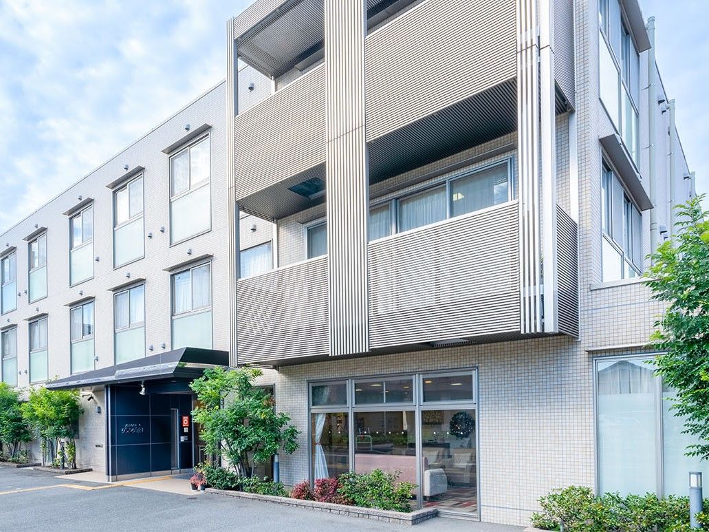 施設感の少ない、洗練されたデザインの3階建ての建物である。駐車場が施設の前にあり、出入りがしやすく、段差もない。