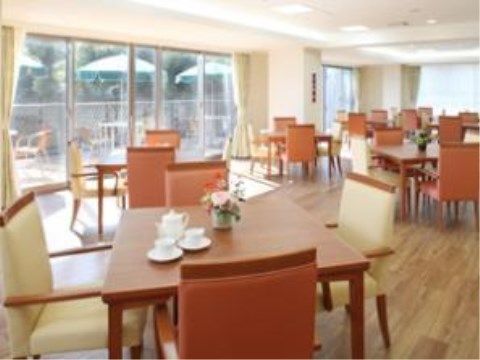 グランダ中村橋弐番館のダイニング。日中は日光も楽しめ、いっそうおいしい食事をいただけます。