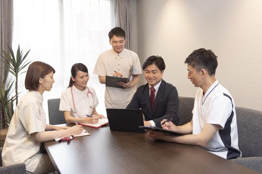 看護職員、介護職員、機能訓練指導員など多職種連携(イメージ)