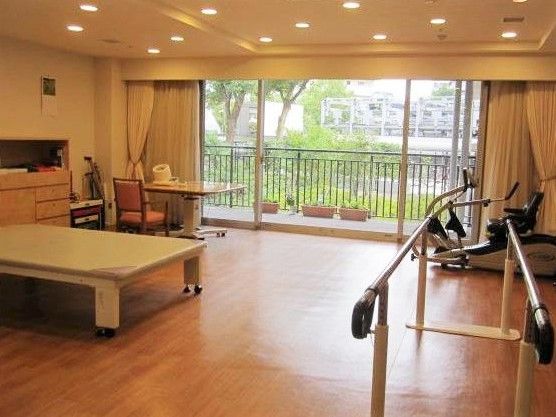 平行棒やトレーニングベッド、リハビリ用機器が設置された機能訓練室