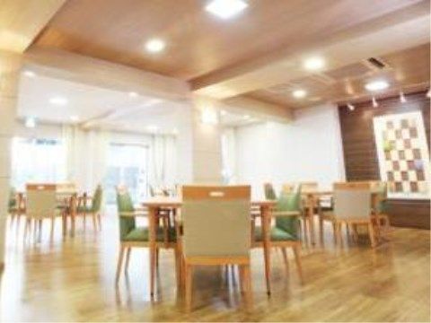 大きな窓がたくさんあり、そこから入る日光とやわらかな明るさの照明とが相まって落ち着いた空間となっている。