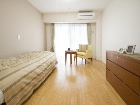 お持ちの家具を自由に配置することもできる広々とした居室。大きな窓から日が差し込み、明るい印象のお部屋である。