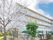 全体を薄いピンクに塗られた４階建ての建物である。建物前に広い庭があり、さまざまな樹木が植栽されている。