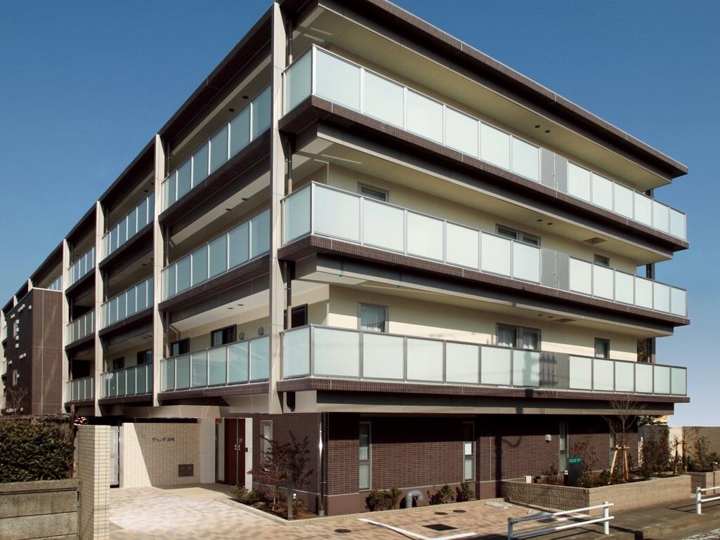 施設の建物は４階建てで、部屋にはベランダが設けられている。建物の壁は茶色系および白色系の配色になっている。
