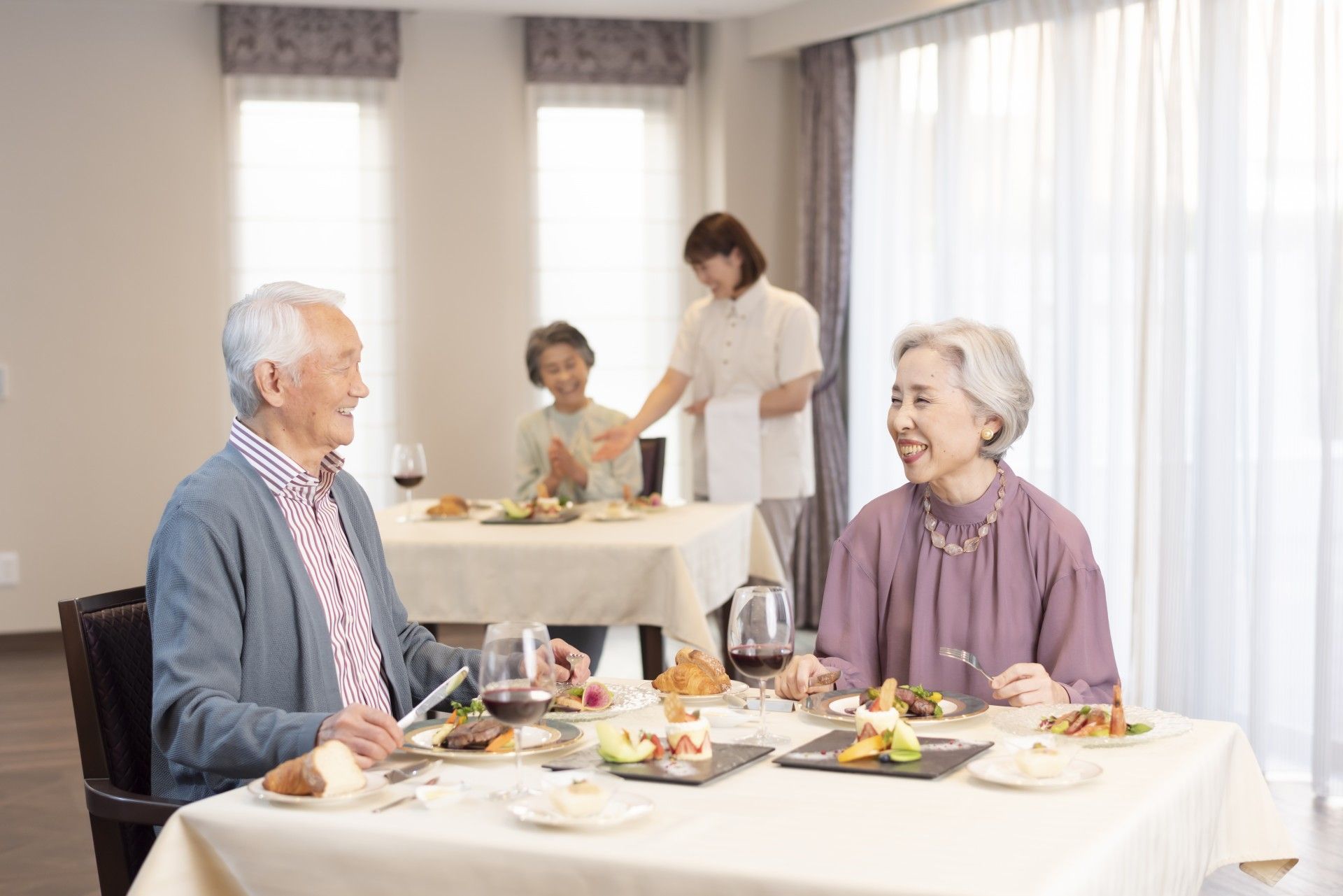 テーブルでご入居前にご本人様やご家族からヒアリングをする職員