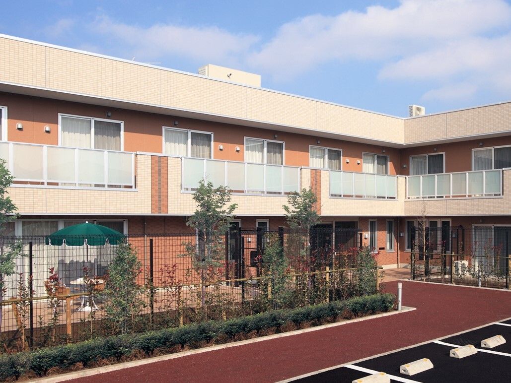 オレンジベージュの壁がおしゃれな建物である。施設のすぐそばに駐車場が用意されているため、出入りが楽に行える。