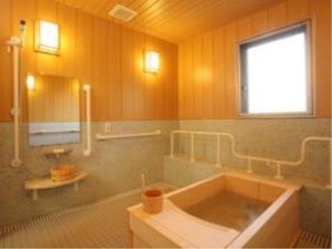 天井と壁の上半分が木製の浴室は、タイル貼りの床の上にヒノキの浴槽がある。シャワーは高さが変えられ、周りに手すりが付いている。