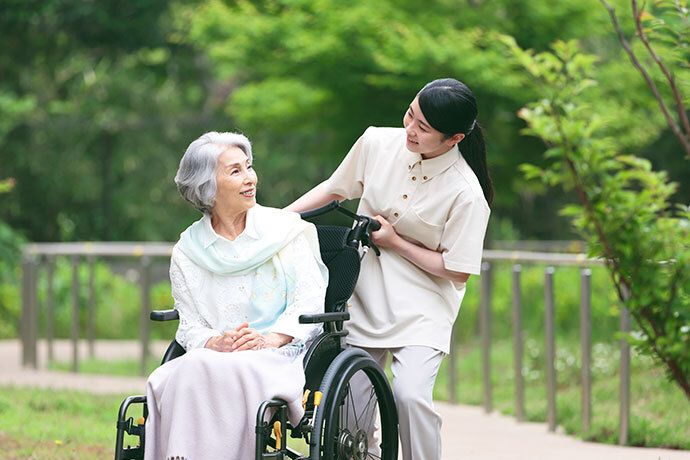 明るい室内で、ソファに座って微笑む男性と女性のご入居者様