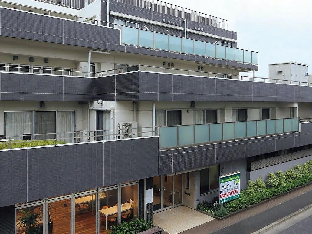 道路に沿って建てられた横長の施設である。１階に入口があり、ガラスの自動ドアで出入りすることができる。