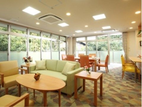 窓が大きく、外の景色をゆったりと眺めることができる。天井が高く、広々とした開放的な空間となっている。