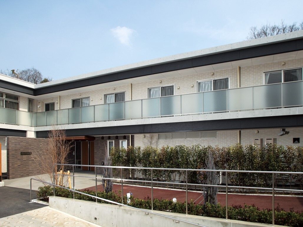 ２階建ての建物である。白色を基調としており、清潔感のある外観となっている。エントランス付近に植え込みがある。