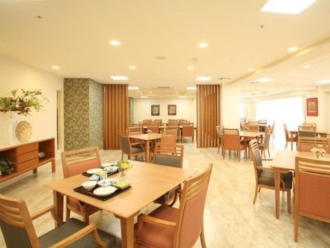 ダイニングは暖かな色合いの部屋で、おいしい食事を食べることができる。食事以外にも、さまざまなアクティビティを行っている。