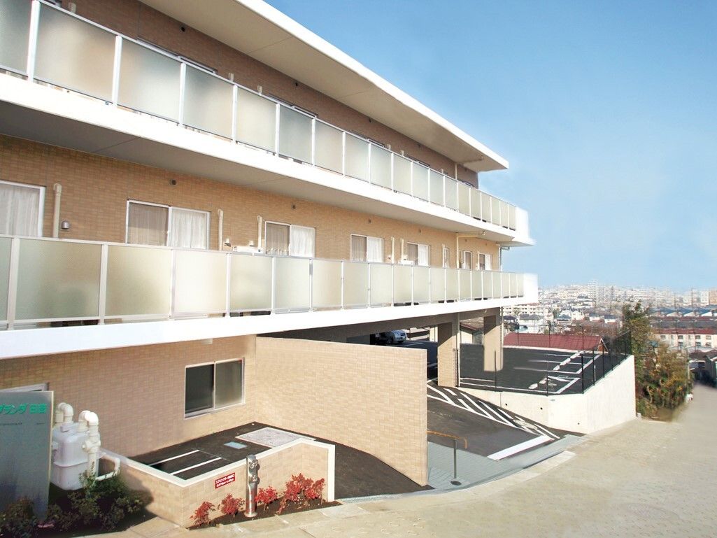施設は、高台に作られた３階建ての建物になっている。外壁はベージュ色で、全室ベランダがついており、高台からの景色を楽しむことができる。