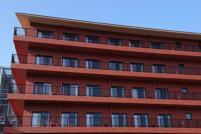 赤茶色の外観の建物