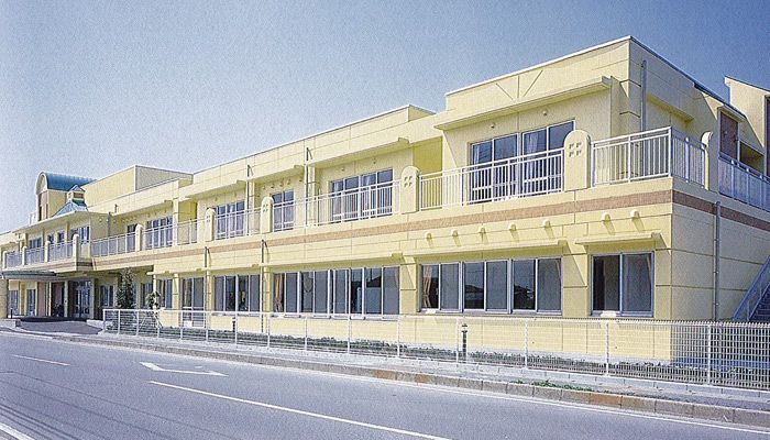 明るい外観の建物