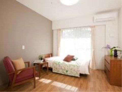 フローリングの居室で空調も完備。大きな窓からは明るい光が入る。お気に入りの家具を配置し、自宅のようにくつろげる空間が作れる。