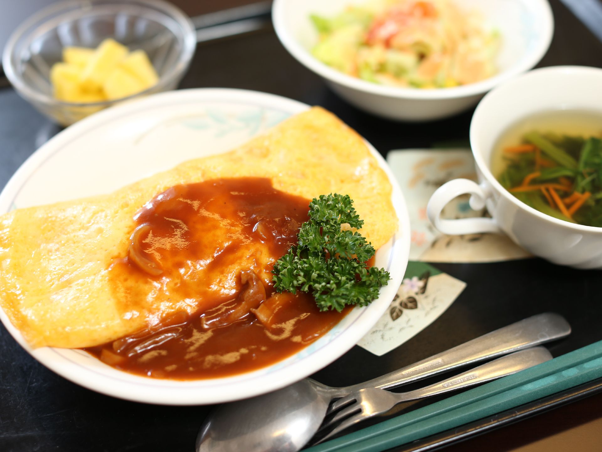 施設内で提供されている食事は、栄養豊富はもちろんのこと、新鮮な食材を使い彩りも華やかに盛り付けられている。