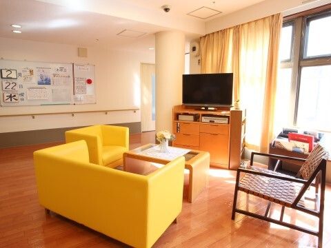 「ライフコミューン生田」お絵かきを楽しんでいる入居者様各位。