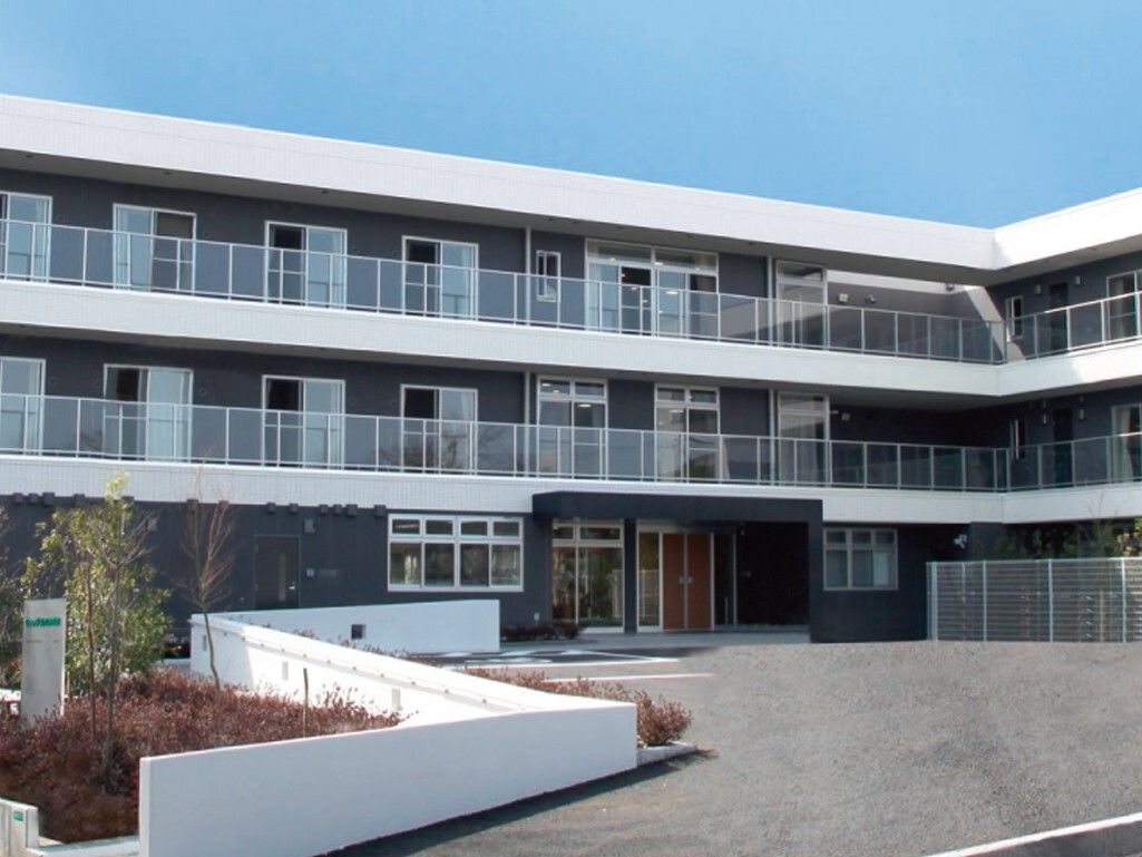 ３階建ての建物はマンションのような外観である。建物の前には大型駐車場が完備されている。玄関前には屋根があり雨の日も濡れる心配が少ない。
