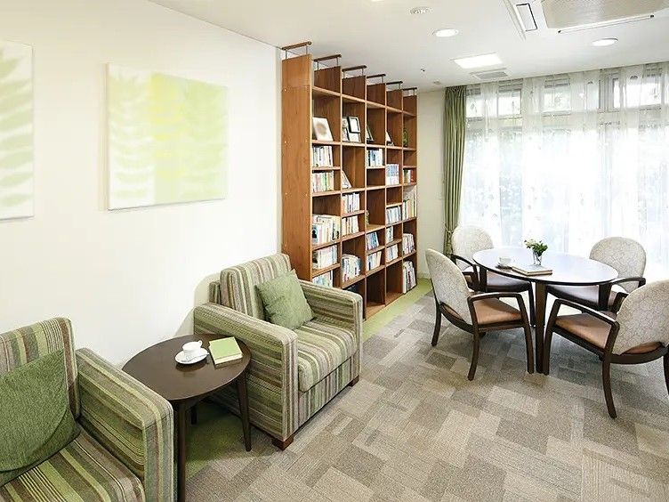 ３階建ての建物はマンションのような外観である。建物の前には大型駐車場が完備されている。玄関前には屋根があり雨の日も濡れる心配が少ない。