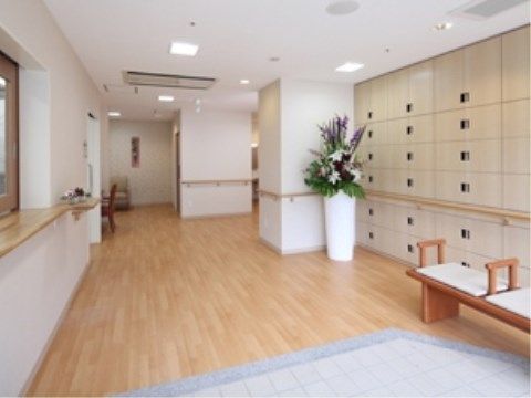 エントランスは入口からバリアフリー続きでスムーズにお入りいただける。車椅子をご利用の方も不安がない。