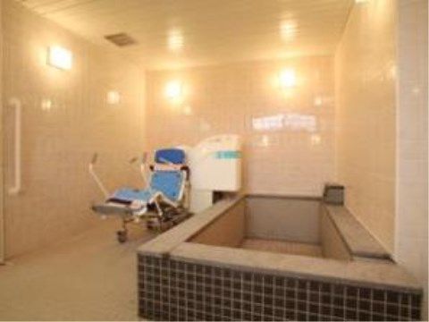 清潔感のある広い浴室である。足腰に不安のある方も、スタッフの介助を受けながら体を清潔に保つことができる。