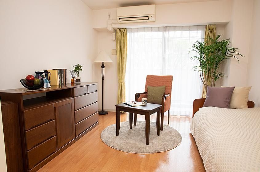 暖かな陽射しがたっぷりと入ってくる部屋には、ソファーやタンス、テーブルが準備され、快適に生活することができる。