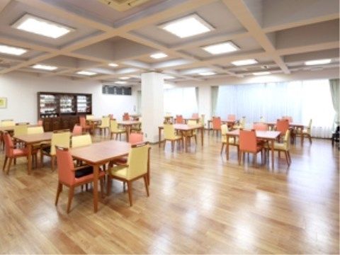 広々とした食堂に、４人掛けのテーブルが間隔を取っていくつも置かれている。椅子は座面がピンク色のものと、黄色のものがある。