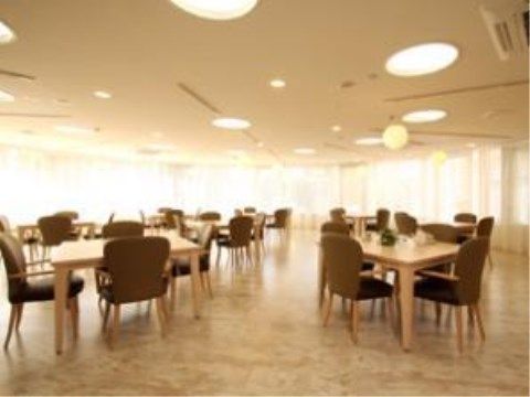 広々とした空間には、椅子が４脚置かれた正方形のテーブルがゆったりと配置されている。壁全面が窓になっておりとても明るい。