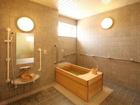 浴槽は個浴サイズの檜風呂であり、檜で出来たバスボードも付いている。壁には連続した手すりが付けられている。