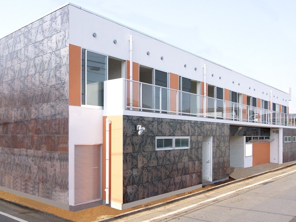 鉄筋コンクリート造りのしっかりとした２階建ての建物である。２階部分にはシースルーの柵になったベランダがある。