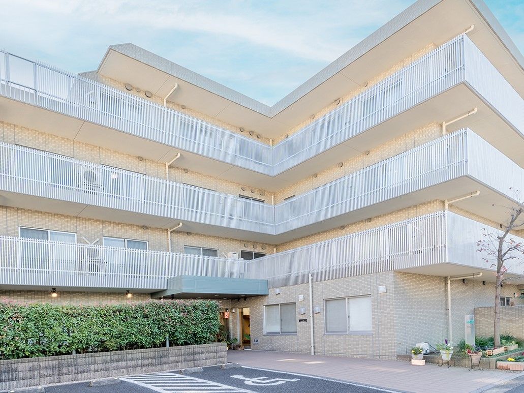 ４階建ての綺麗な外観である。施設のそばには駐車場があり、車椅子をご利用の方向けのスペースも用意されている。