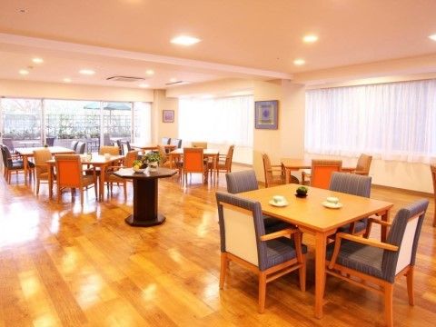 テーブル間に余裕をもたせ、カフェのようにゆったりした空間を作り上げている。椅子は深く座れる大きな座面のものを採用している。