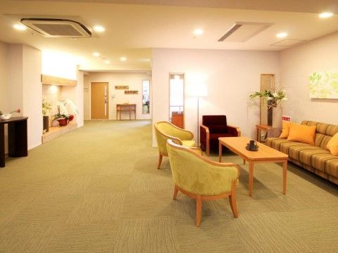 ベッドや家具は木目調で統一され、温かい雰囲気に仕上げている。読書やティータイム、手仕事にも使っていだだけるミニテーブルが用意されている。
