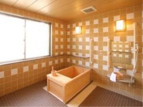 ３Ｆには浴室があり、浴槽はヒノキで作られている。室内にはヒノキのいい香りがして、個別に入浴することができる。